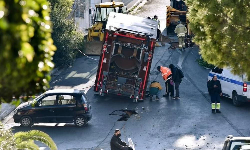 Άλιμος: Ξαφνικά άνοιξε ο δρόμος και «κατάπιε» απορριμματοφόρο